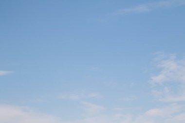 Beyaz bulutlarla mavi gökyüzü. Yaz günü açık. Mükemmel masaüstü duvar kağıdı.