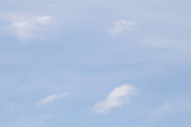 Mavi gökyüzünde beyaz bulutlar, güneşli havalarda gün bahar.