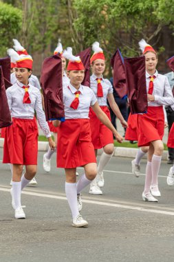 Petropavlovsk, Kazakistan-1 Haziran 2019: Uluslararası Çocuk günü. Şehir sokaklarında okul öğrencileri geçit töreni. Ulusal tatil kıyafetlerinin içinde çocuklar ve ebeveynler. Dans tatil şarkıları.