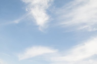 Beyaz bulutlarla mavi gökyüzü. Yaz günü açık. Mükemmel masaüstü duvar kağıdı.