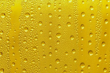 Cam su damlaları, sarı arka plan bira, buğulu arka plan.