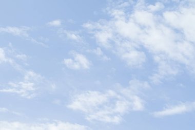 Açık bir günde bir arka plan olarak mavi gökyüzü.