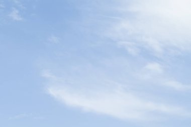 Açık bir günde bir arka plan olarak mavi gökyüzü.