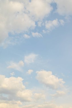 Beyaz bulutlarla mavi gökyüzü. Açık gün gökyüzü arka plan.