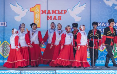 Petropavlovsk, Kazakistan-1 Mayıs 2019: Kazakistan halklarının Ulusal kostümleri şarkıları ve dansları. 1 Mayıs Kazakistan Insanlar Birliği günü.