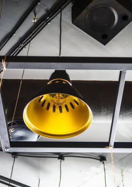 Tavanda eski lambalar avizeler üretimi.