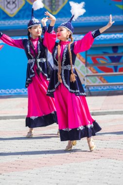 Petropavlovsk, Kazakistan-1 Mayıs 2019: Kazakistan halklarının Ulusal kostümleri şarkıları ve dansları. 1 Mayıs Kazakistan Insanlar Birliği günü.
