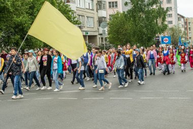 Petropavlovsk, Kazakistan-1 Haziran 2019: Uluslararası Çocuk günü. Şehir sokaklarında okul öğrencileri geçit töreni. Ulusal tatil kıyafetlerinin içinde çocuklar ve ebeveynler. Dans tatil şarkıları.