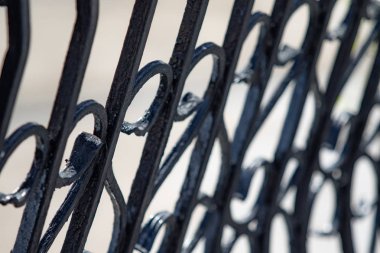 Gökyüzüne karşı parkta eski sahte çit.