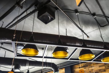 Tavanda eski lambalar avizeler üretimi.