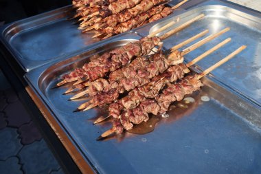 Kömüre pişmiş et şiş şiş üzerinde