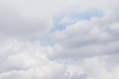 Mavi gökyüzüne karşı beyaz bulutlar, manzara gün gökyüzü.