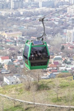 Almatı, Kazakistan - 29, 2019: Kok Tobe tepe ve teleferik kabin Almatı şehir görünümü, Almatı dönüm noktası 