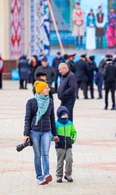 Petropavlovsk, Kazakistan-1 Mayıs 2019: Kazakistan halklarının Ulusal kostümleri şarkıları ve dansları. 1 Mayıs Kazakistan Insanlar Birliği günü.
