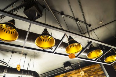 Tavanda eski lambalar avizeler üretimi.