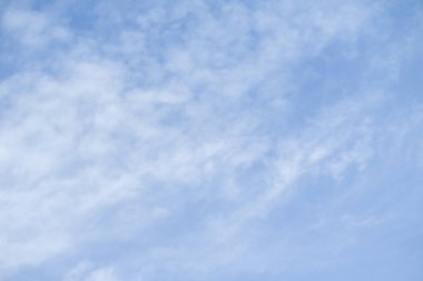 Açık bir günde bir arka plan olarak mavi gökyüzü.