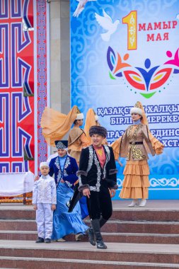 Petropavlovsk, Kazakistan-1 Mayıs 2019: Kazakistan halklarının Ulusal kostümleri şarkıları ve dansları. 1 Mayıs Kazakistan Insanlar Birliği günü.