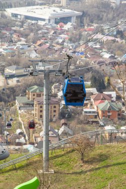 Almatı, Kazakistan - 29, 2019: Kok Tobe tepe ve teleferik kabin Almatı şehir görünümü, Almatı dönüm noktası 