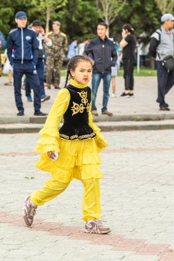 Petropavlovsk, Kazakistan-1 Haziran 2019: Uluslararası Çocuk günü. Şehir sokaklarında okul öğrencileri geçit töreni. Ulusal tatil kıyafetlerinin içinde çocuklar ve ebeveynler. Dans tatil şarkıları.