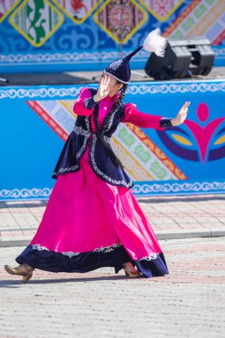 Petropavlovsk, Kazakistan-1 Mayıs 2019: Kazakistan halklarının Ulusal kostümleri şarkıları ve dansları. 1 Mayıs Kazakistan Insanlar Birliği günü.