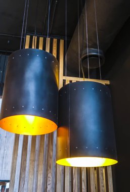 Tavanda eski lambalar avizeler üretimi.