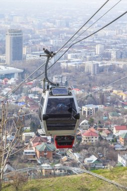 Almatı, Kazakistan - 29, 2019: Kok Tobe tepe ve teleferik kabin Almatı şehir görünümü, Almatı dönüm noktası 