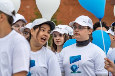 Petropavlovsk, Kazakistan-1 Haziran 2019: Uluslararası Çocuk günü. Şehir sokaklarında okul öğrencileri geçit töreni. Ulusal tatil kıyafetlerinin içinde çocuklar ve ebeveynler. Dans tatil şarkıları.