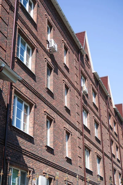 Multi Storey Red Brick Residential Building Blue Sky Summer Nature — Stock Photo, Image