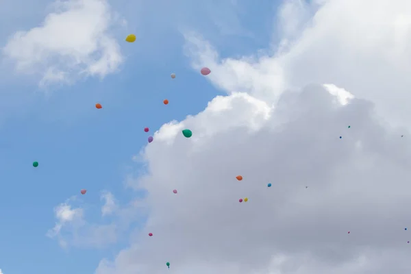 Balões Multicoloridos Voam Contra Céu Azul Com Nuvens — Fotografia de Stock