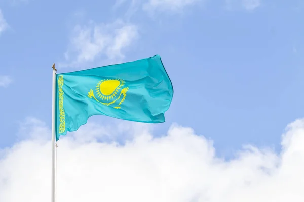 Bandeira República Cazaquistão Contra Céu Azul Vento — Fotografia de Stock