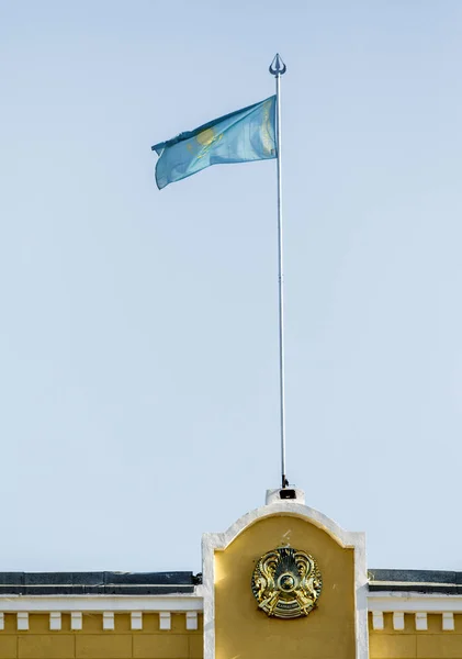 蓝色的天空映衬的哈萨克斯坦国旗 — 图库照片