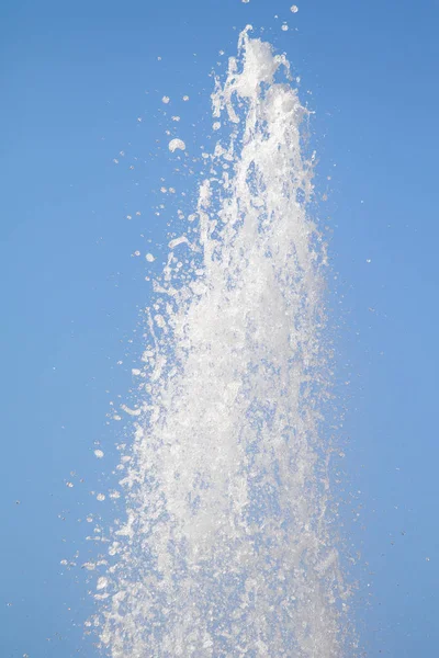 Gischt Von Wasserfontänen Gegen Den Blauen Himmel Wasserspritzer Sind Unscharf — Stockfoto
