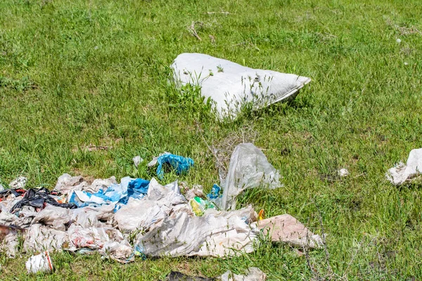 Пластиковые Отходы Мусора Зеленой Траве Загрязнение Окружающей Среды — стоковое фото