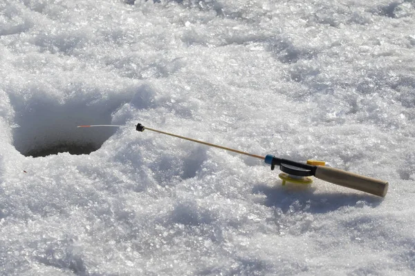 Karda Buzdaki Deliğin Yanında Bir Olta Kamışı — Stok fotoğraf