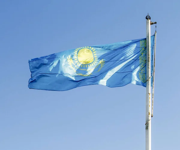 Bandiera Del Kazakistan Contro Cielo Blu — Foto Stock