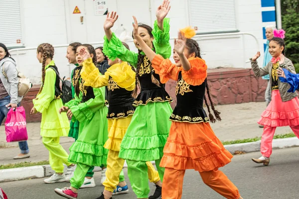 ペトロパブロフスク カザフスタン 2019 国際子供の日 町の通りを通って小学生のパレード 国民の休日の服で子供と親 ダンシングホリデーソング — ストック写真