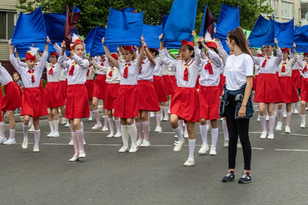 Petropavlovsk Kazakstan Kesäkuuta 2019 Kansainvälinen Lasten Päivä Koululaisten Paraati Kulkee — kuvapankkivalokuva