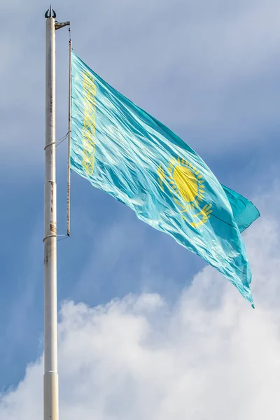 Kazah Köztársaság Zászlaja Kék Szélég Felhői Háttérben — Stock Fotó