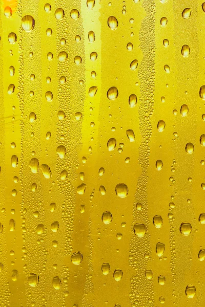 Gotas Agua Vaso Cerveza Fondo Amarillo Fondo Nebuloso —  Fotos de Stock