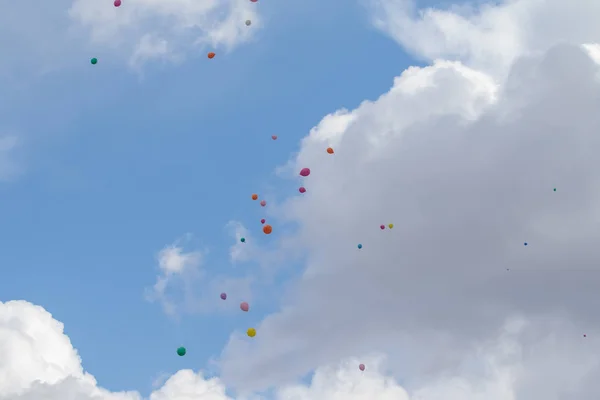 Palloncini Multicolori Volano Contro Cielo Blu Con Nuvole — Foto Stock