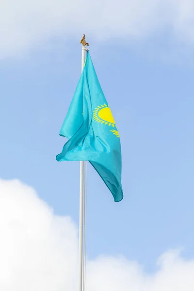 Bandeira República Cazaquistão Contra Céu Azul Vento — Fotografia de Stock