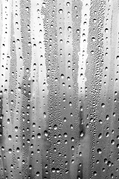 玻璃上的雨滴 黑白背景 时尚玻璃纹理 — 图库照片