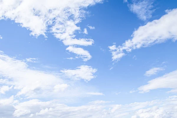 青空に白い雲水蒸気の大気凝縮に雲が吊るされている — ストック写真