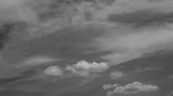 Nubes Blancas Cielo Oscuro Monocromo —  Fotos de Stock