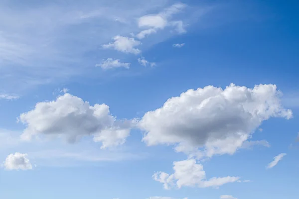 Witte Wolken Blauwe Lucht Wolken Worden Opgeschort Atmosfeer Condensatie Van — Stockfoto
