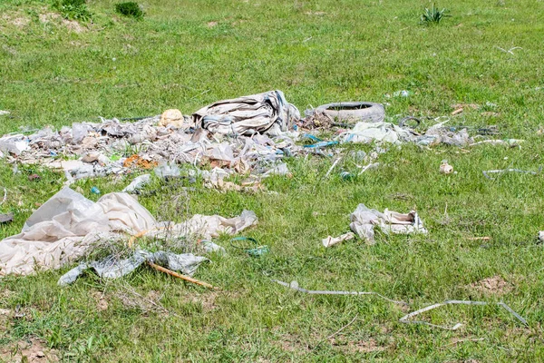 잔디에 플라스틱 쓰레기 폐기물 — 스톡 사진