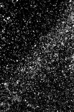 Su sıçramaları, beyaz bokeh, karanlık bir arka planda odak dışında bulanık arka plan.