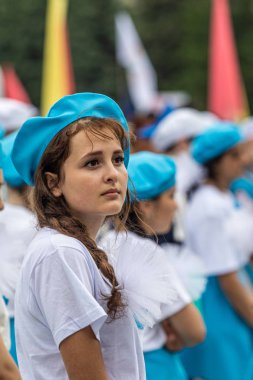 Petropavlovsk, Kazakistan-1 Haziran 2019: Uluslararası Çocuk günü. Şehir sokaklarında okul öğrencileri geçit töreni. Ulusal tatil kıyafetlerinin içinde çocuklar ve ebeveynler. Dans tatil şarkıları.