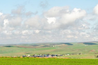 Manzara yeşil alan tepeler bulutlar ile gökyüzü