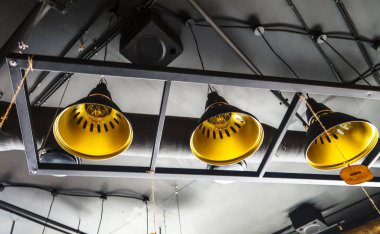 Tavanda eski lambalar avizeler üretimi.